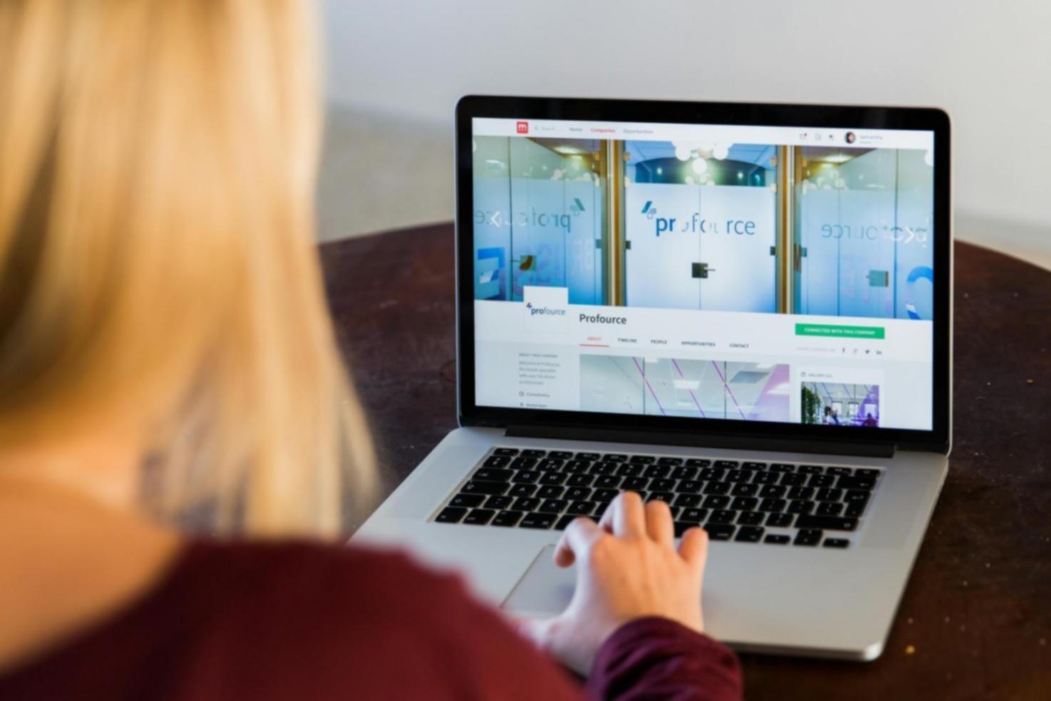 Cursist werkt met interactieve oefeningen op het platform